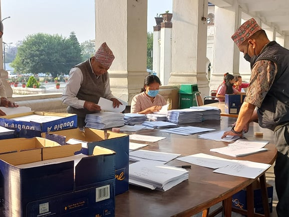 आयोगलाई चुनावी चटारो, राति १२ बजेसम्म पनि खटिन्छन् कर्मचारी